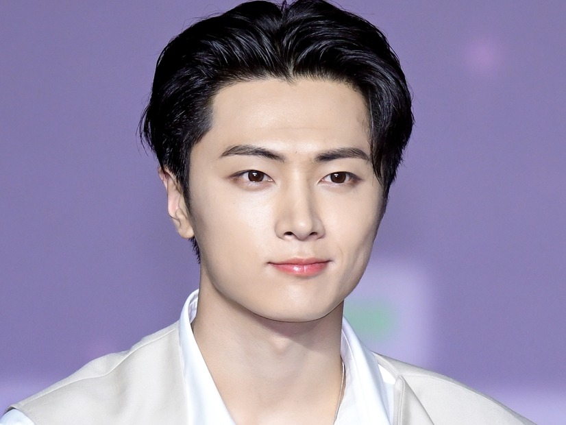 ENHYPEN・ジェイ、映画のワンシーンのような“洗練ビジュアル”でファンを虜に！「幸せすぎる」【PHOTO】