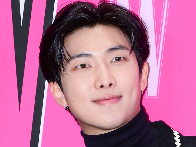 BTS・RM、両親＆妹と一緒に撮った“顔出し”家族写真を公開　おだやかな表情が全員そっくり【PHOTO】