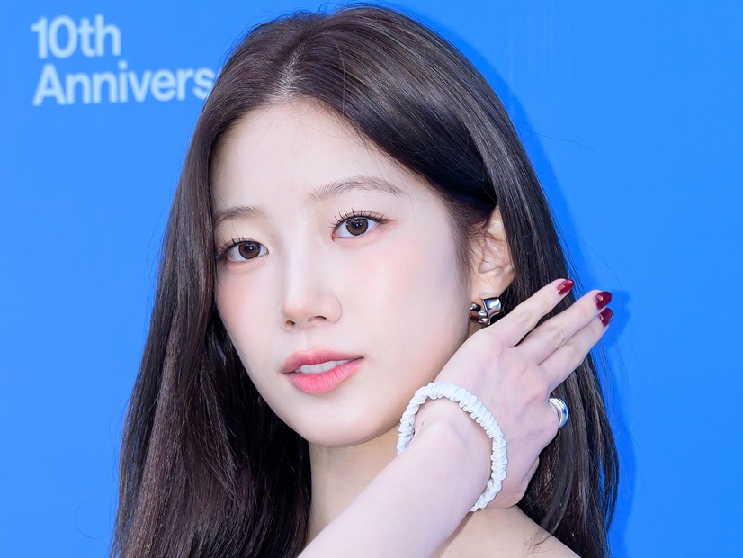 そんなところ開いてていいの？LE SSERAFIM・カズハ、大胆カットアウト衣装に視線釘付け！「やばい」【PHOTO】