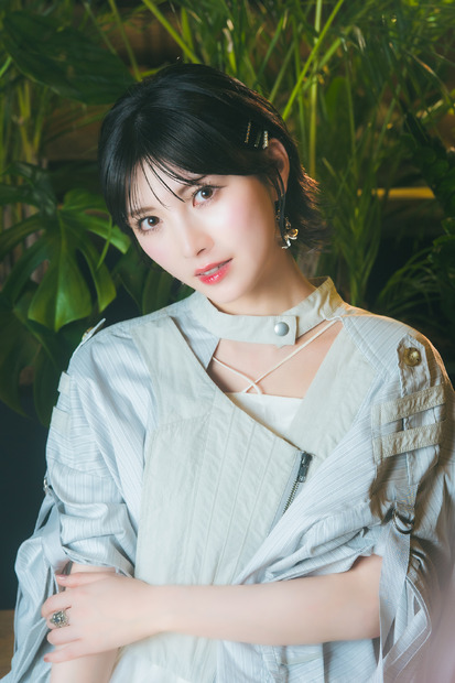 白を基調とした今回のアルバムのための衣装について「普段はどうしても黒っぽいコーディネートになってしまいがちなので、今回の衣装は清潔感のある白がメインですごく気に入っています！」と目を輝かせた。　【撮影：時枝七奈】