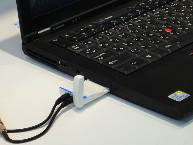 ExpressCard型のLTE端末。免許の関係で空中に電波を発射できないためシミュレーターに接続されているが、実際に動作可能なもの