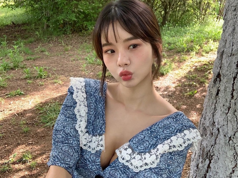 圧倒的なボリューム感…韓国で“最もグラマラスな女芸人”メン・スンジ、視線を圧倒する大胆ポーズで話題【PHOTO】