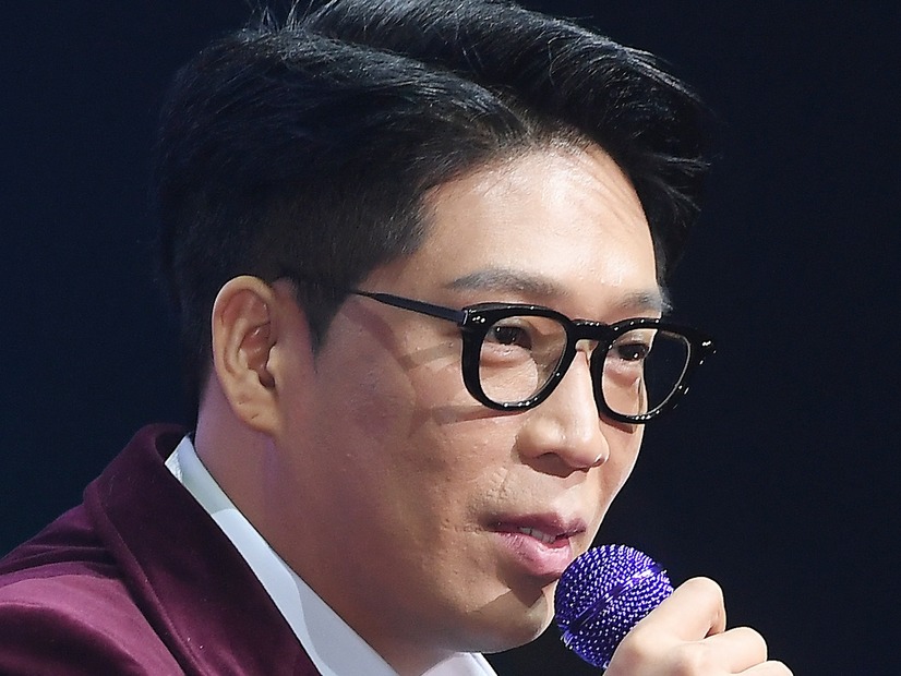 所属アイドルの性売買騒動に関与の疑いも…事務所代表退いた韓国歌手、今度は自宅に“ヒトラー肖像画”掲げ物議【画像】