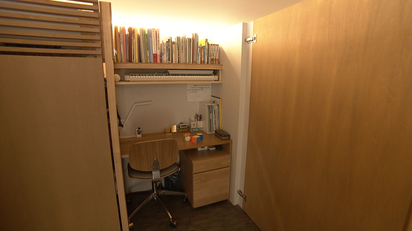 子どもの個室スペース。大きな扉はスぺースを仕切る間仕切りにもなる©MBS