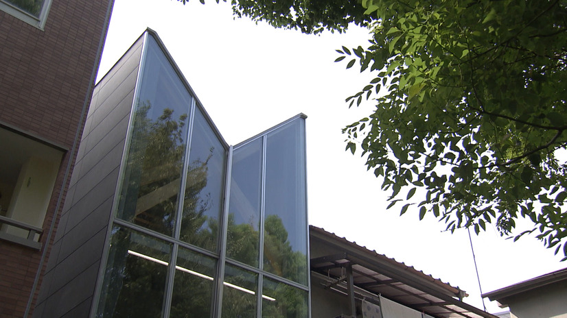 公園に光を届け、雨どいの代わりに雨水を集めるV字型の屋根©MBS