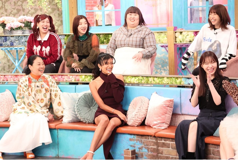 中央下）連続企画の第二弾として登場したローラ『トークィーンズ』（C）フジテレビ