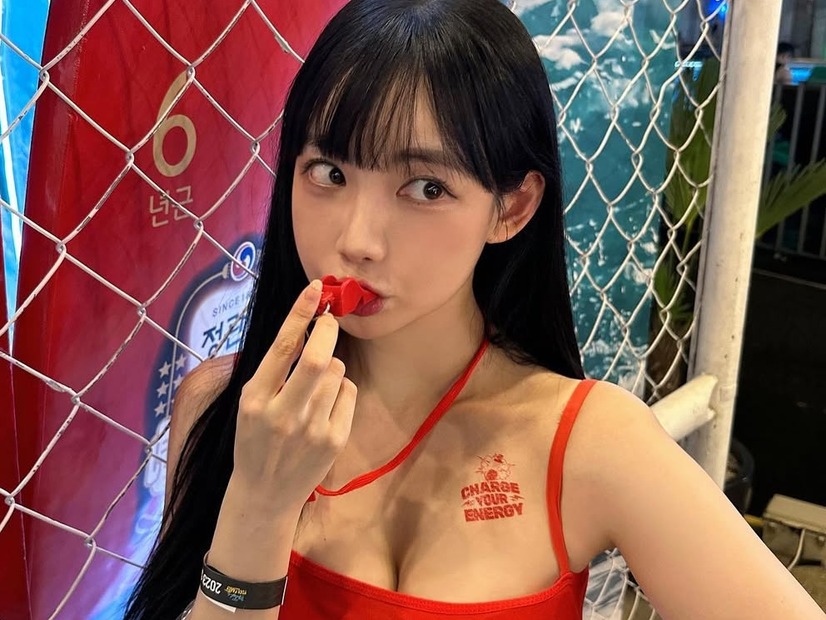 こぼれ落ちそうなボリューム感…韓国の人気女性アナ、濡れ髪のスイムウェアSHOTでファン魅了【PHOTO】