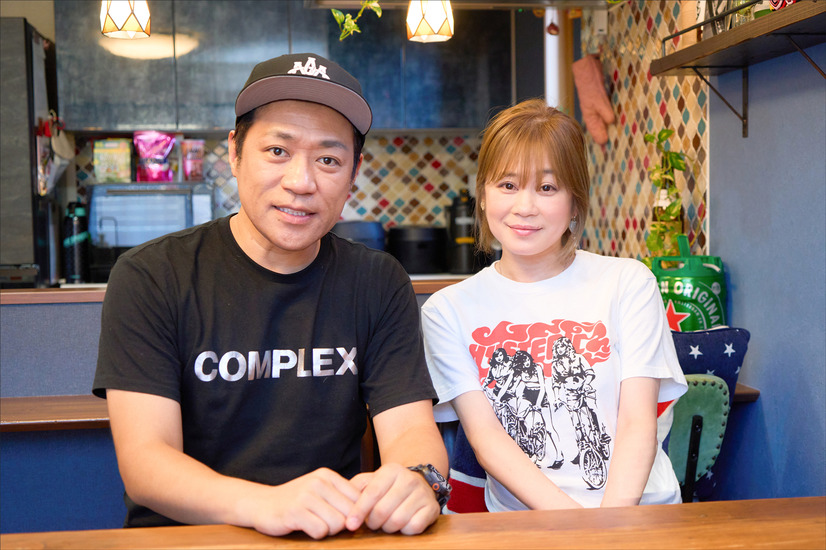 左:はなわ 右:智子さん /書中より『柔道３兄弟と天然ママと僕～はなわの楽しい子育て～』（C）徳間書店