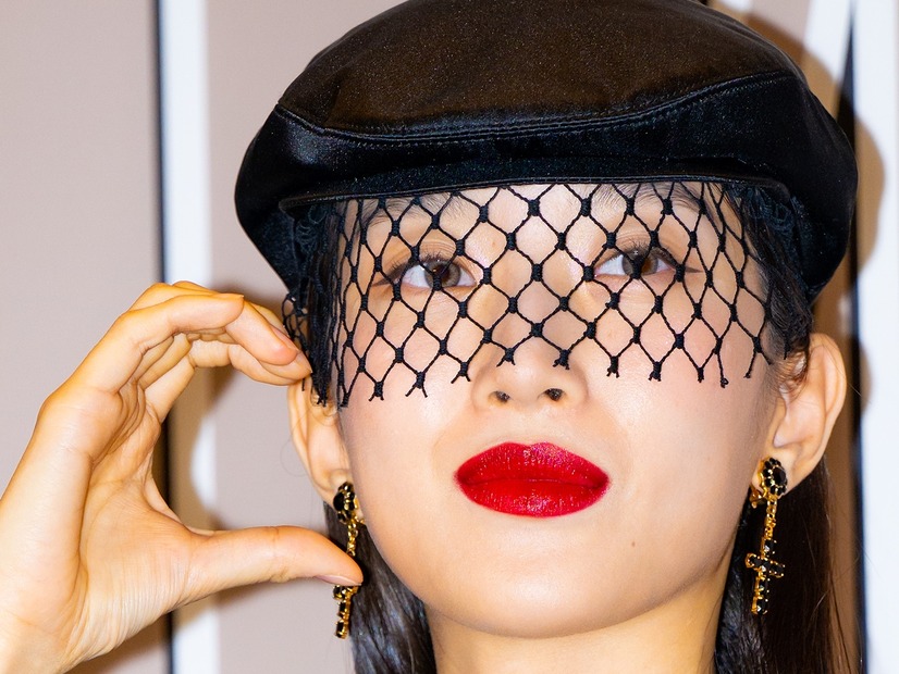 “ほぼ全部見えてる”衣装で話題に！ムン・ガヨン、超タイトパンツでベットに寝そべる姿が「女神」【PHOTO】