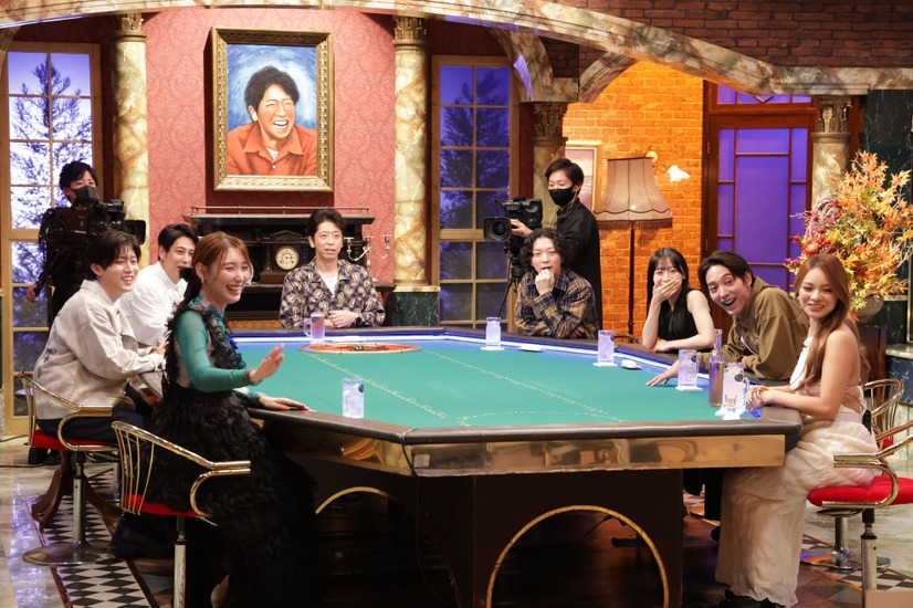 左から）新田ゆう、西山智樹、屋敷裕政（ニューヨーク）、後藤輝基(フットボールアワー)、嶋佐和也（ニューヨーク）、汐見まとい（yosugala）、近藤頌利、まぁみ『酒のツマミHANARE』©フジテレビ