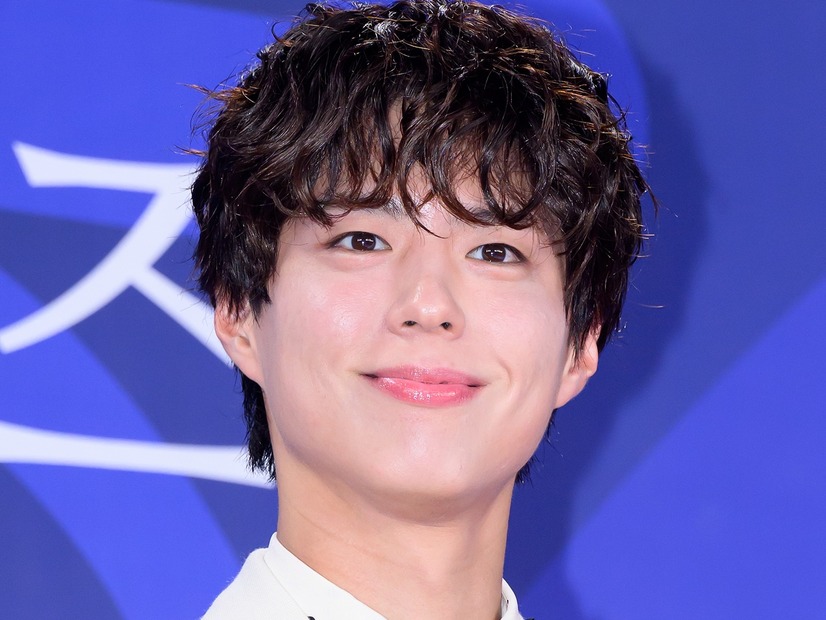 俳優パク・ボゴム、“青春”をテーマに様々な表情を披露！透明感あふれる雑誌カットで魅了【PHOTO】