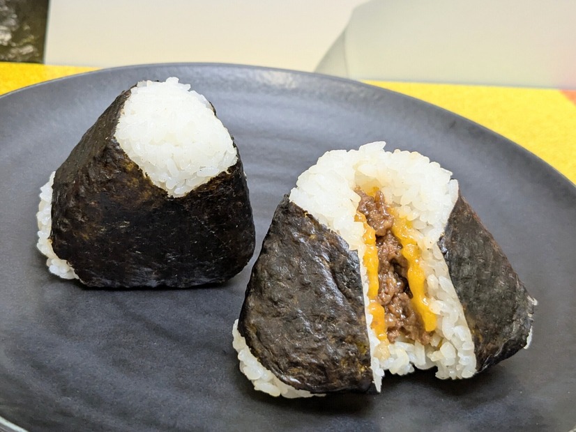 ぼんご監修 ごちむすび 牛そぼろと卵黄ソース＠撮影：渡邉