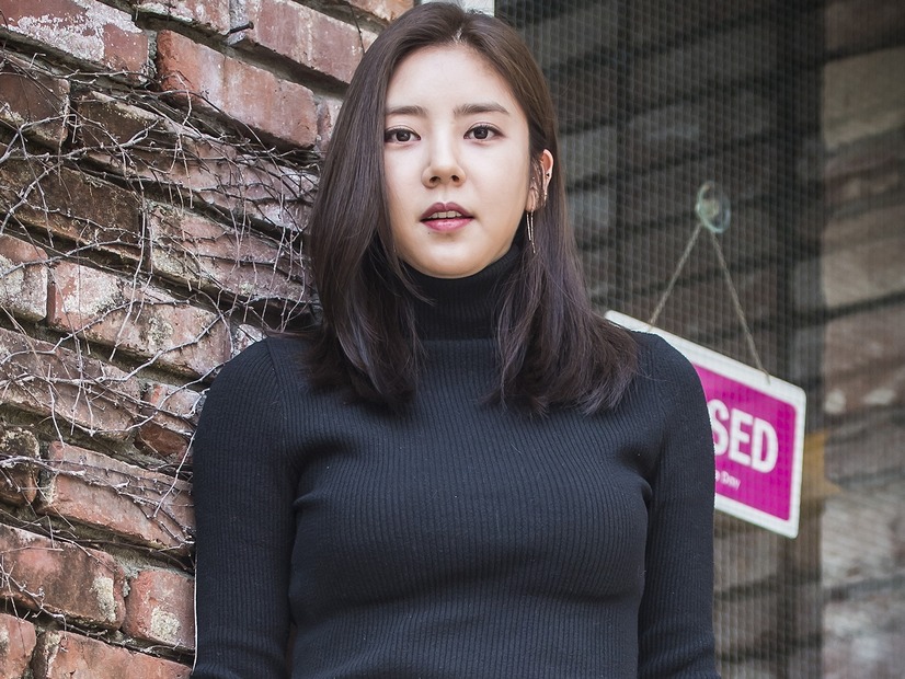 本当に42歳？産後7カ月で“20kg”ダイエット成功の韓国女優、美腹筋あらわな大胆レギンス姿を披露【PHOTO】