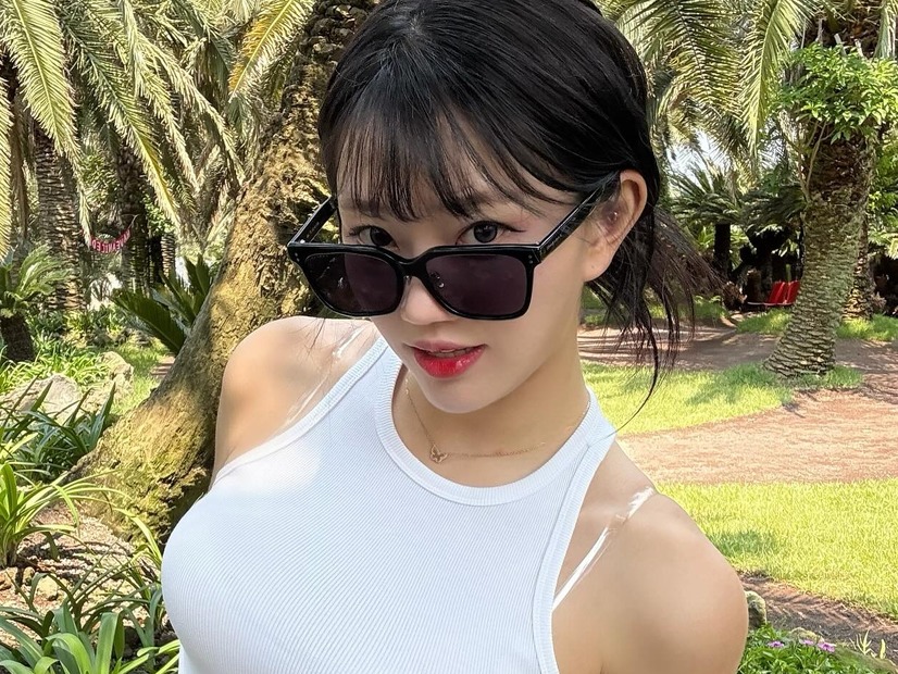 迫力バツグンのボリュームに圧倒される…韓国の元OLチアガール、“ピタッと”ピンクシャツSHOTに反響【PHOTO】