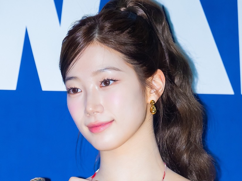 LE SSERAFIM・カズハ、ざっくり肩見せニット姿で魅了…アンニュイな表情にファンため息【PHOTO】