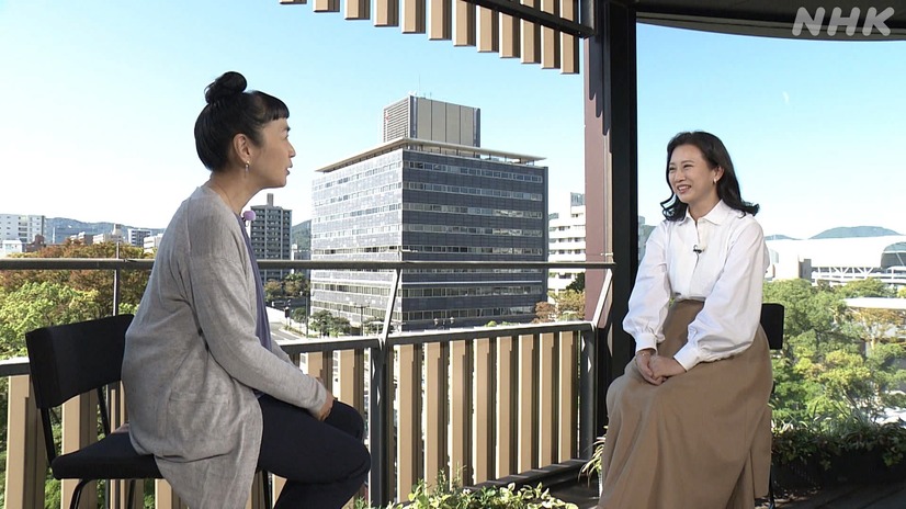 左から）小野文惠アナ、戸田菜穂『インタビューここから』（C）NHK