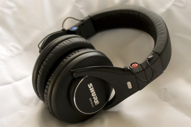 　米Shure製モニターヘッドホン「SRH840」は、同社プロフェッショナル向けヘッドホンのラインナップにおける最上級モデルだ。