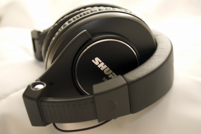 　米Shure製モニターヘッドホン「SRH840」は、同社プロフェッショナル向けヘッドホンのラインナップにおける最上級モデルだ。