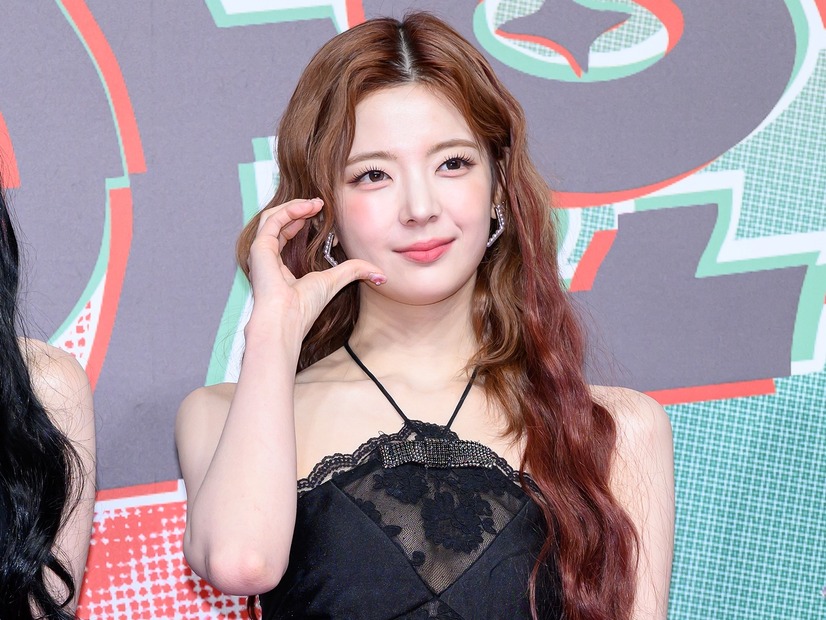 ITZY・リア、“限界肌見せ”で視線強奪！黒レザーのブラトップに腰の線まで見えるボトムス【PHOTO】