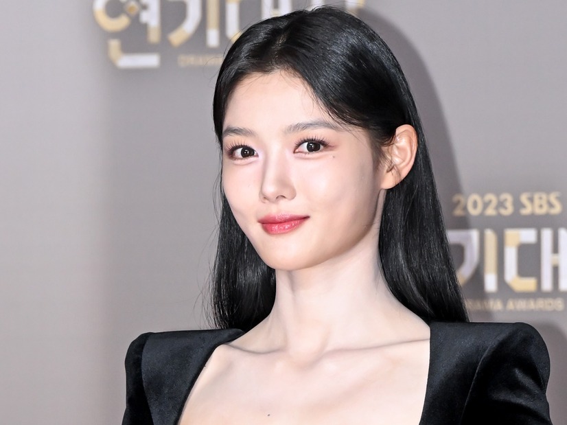 子役時代の面影ゼロ？女優キム・ユジョン、背中あらわな肩出しドレスで妖艶な魅力「AIより綺麗」【PHOTO】