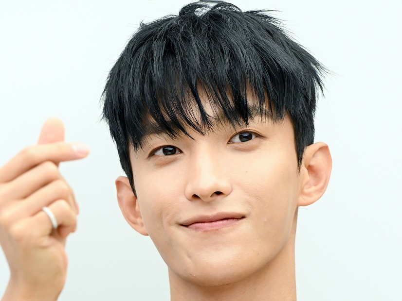 「スウィートすぎる…」SEVENTEEN・ドギョム、メガネ越しの“ウインクSHOT”に胸キュン！【PHOTO】