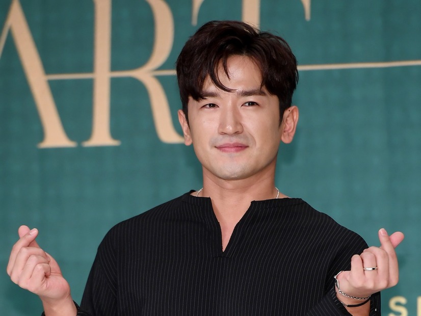 韓国アイドル、臨月の妻がいるのに喫煙…幼い娘もタバコをおもちゃと勘違いし殺伐とした雰囲気に