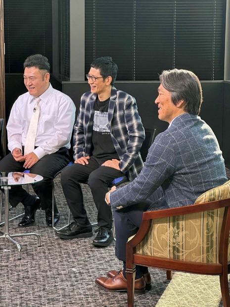 左から）アンタッチャブル（山崎弘也、柴田英嗣）、松井秀喜©フジテレビ