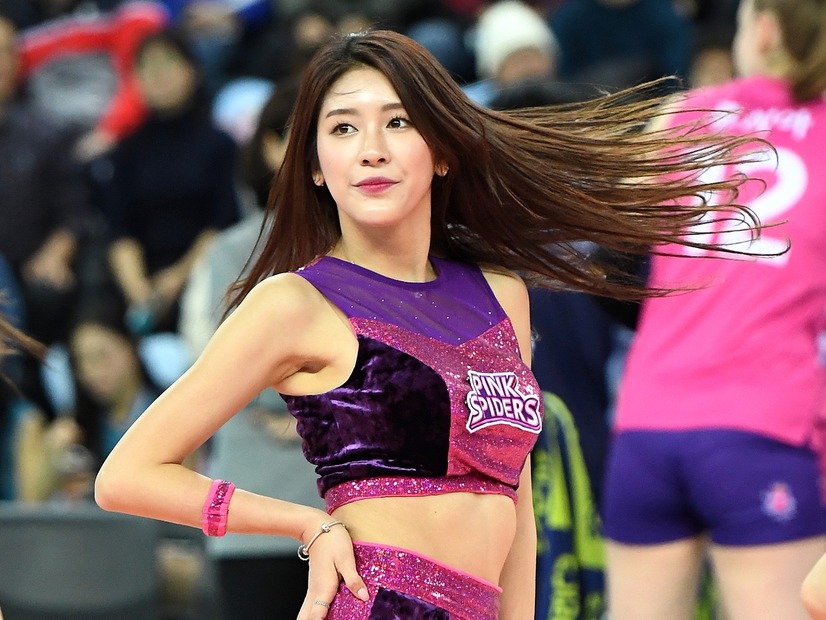 これは惚れる…韓国プロ野球チア、長身美スタイルに目が行く“肩丸見せ”純白ドレス「旦那さんになりたい」【PHOTO】