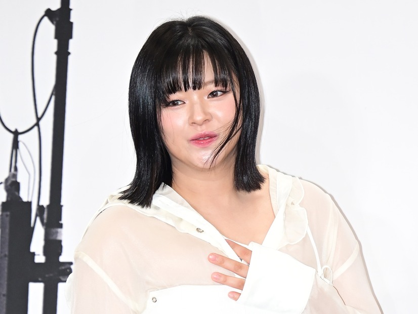 こんなに見せるの…TWICE・ジョンヨン、胸元が大胆に開いた衣装で見せた「神々しい」美貌【PHOTO】