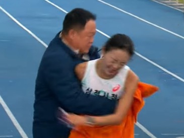フィニッシュ直後に“不適切な身体接触”？女性ランナーに対する男性監督の行為が韓国で問題視