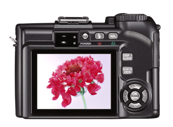 2.5型115,000画素の液晶ディスプレイを装備