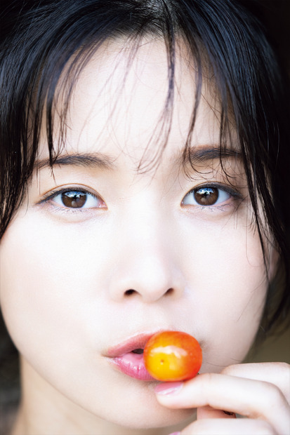 『真田まことファースト写真集 スペルバウンド 』(徳間書店)/ 撮影:野澤亘伸