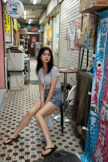 『真田まことファースト写真集 スペルバウンド 』(徳間書店)/ 撮影:野澤亘伸