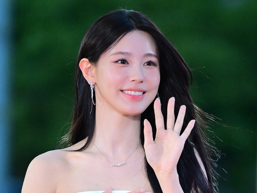 「見えちゃいそう…」“ほぼ紐ドレス”で話題を集めたミヨン、危うい足組みSHOTに視線釘付け！【PHOTO】