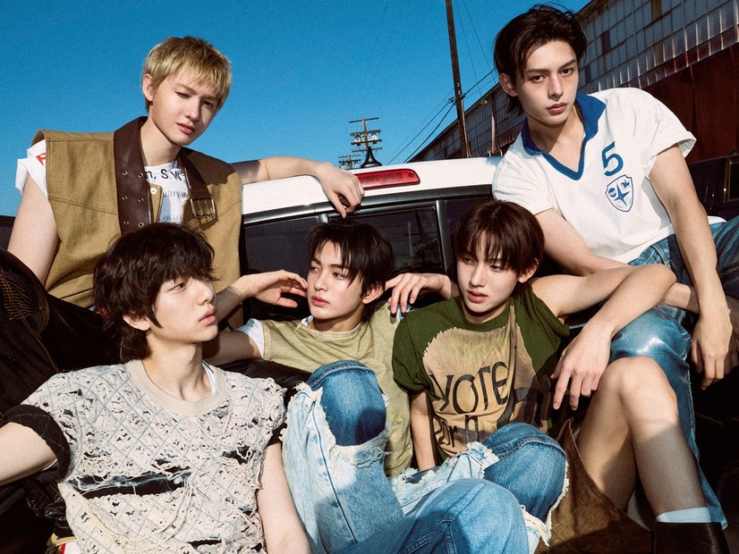 CORTIS、クリスマスツリーに変身?!ホリデームード満載のファッション誌カバー公開【PHOTO】