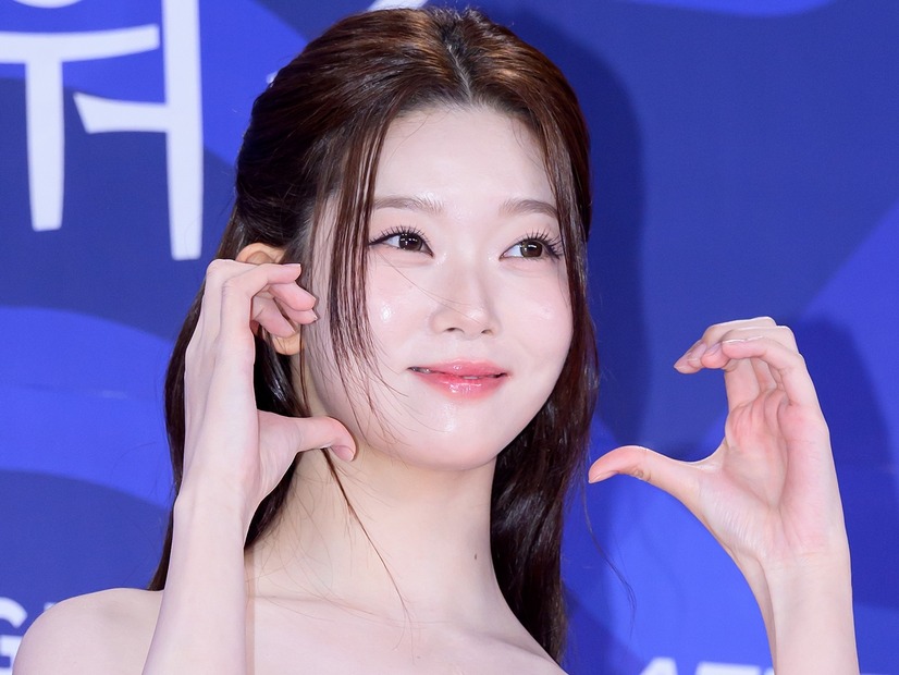 「耐えられない」Billlie・ツキ、胸元ゆったりドレスで“大人の色香”漂う美スタイル披露【PHOTO】