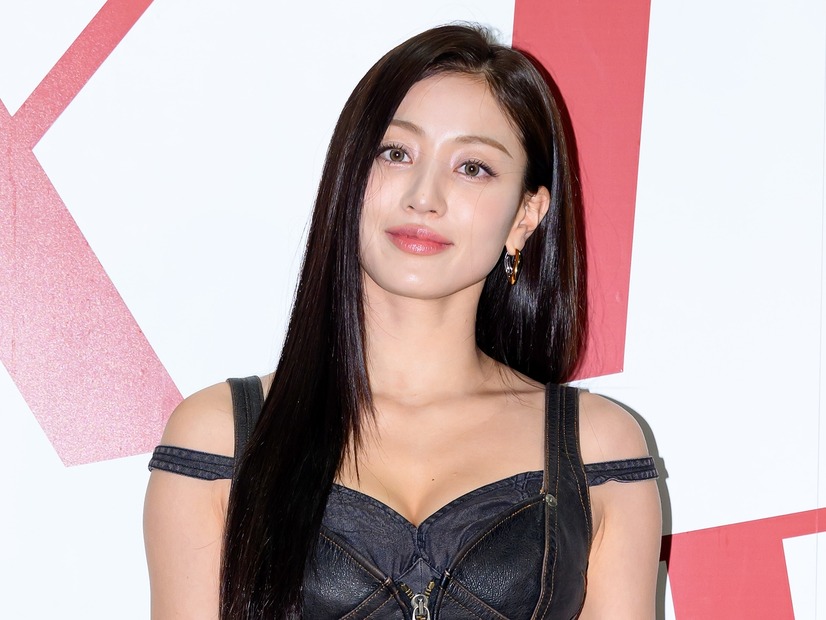 TWICE・ジヒョ、胸元がぱっくり開いた衣装で見せた“ド迫力体型”！自信みなぎるスタイルに注目【PHOTO】