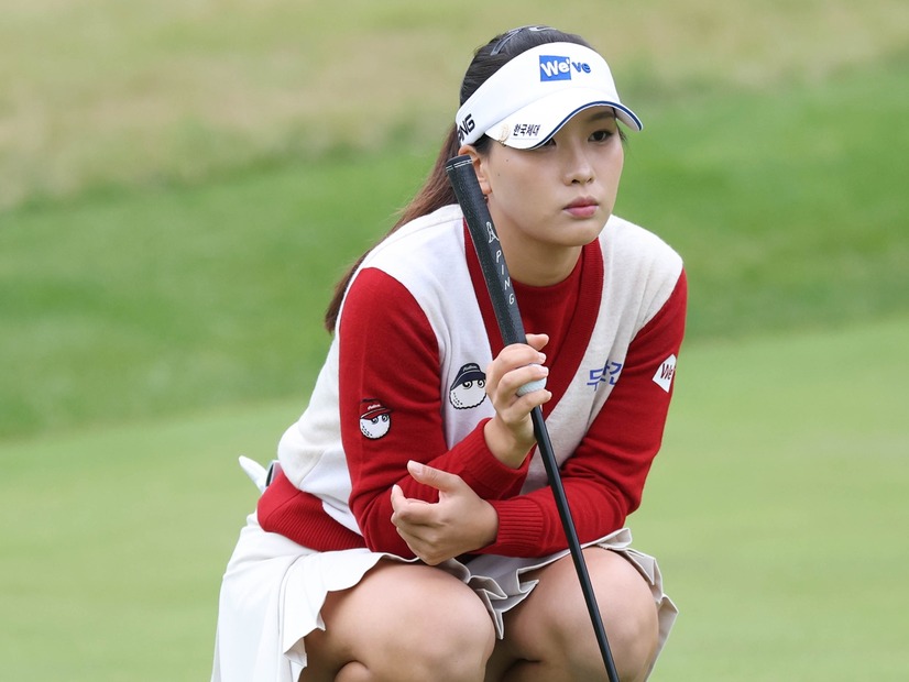 深めのスリットから生脚チラッ…韓国22歳女子ゴルファー、大胆な肩見せドレスに大絶賛「美の女神」【PHOTO】