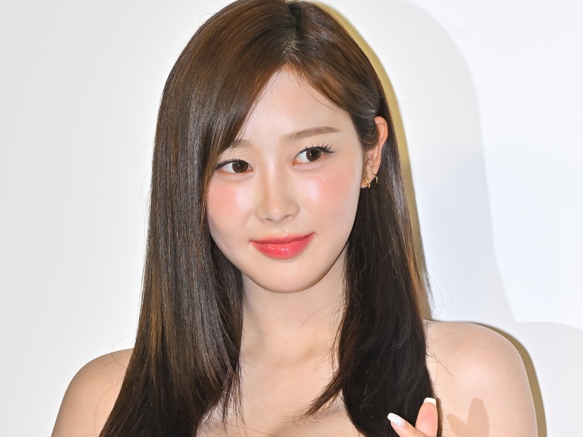 「上も下も危険…」aespa・ジゼル、“超ミニ丈”衣装で寝そべり誘惑　痩せすぎに心配の声も【PHOTO】