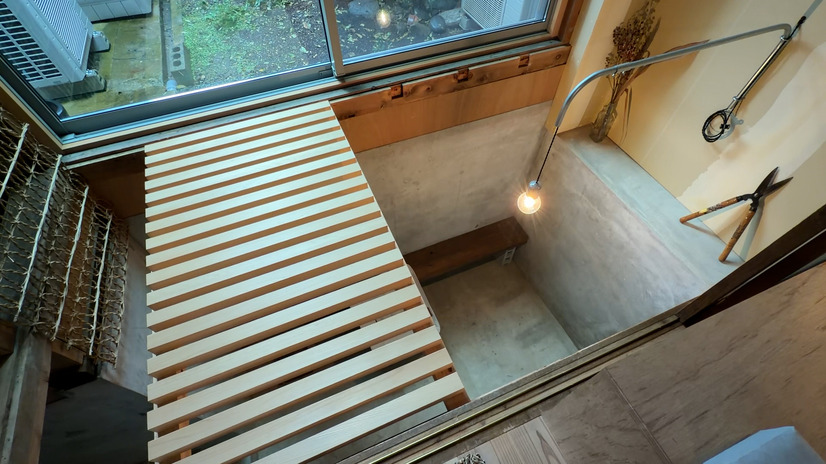 まるで隠し部屋のような地下室©ＭＢＳ