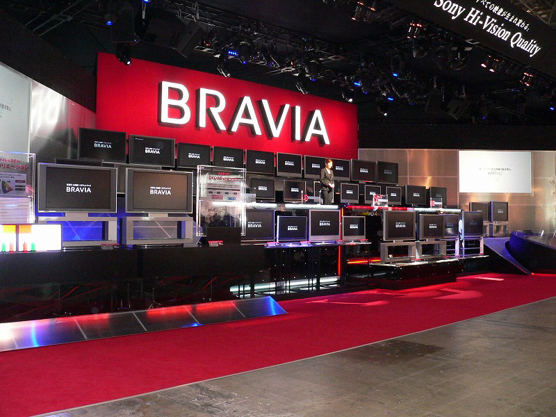 液晶テレビの新シリーズ「BRAVIA」のラインアップを一堂に展示