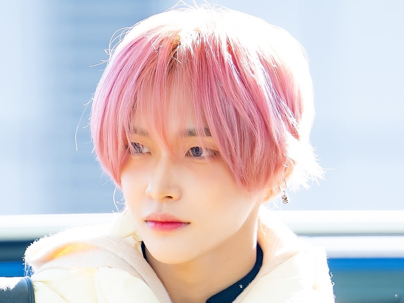 RIIZE・ウォンビン、破壊力抜群の“ピンクヘア”で視線を独占！輝くビジュアルで台湾に出国【空港写真】