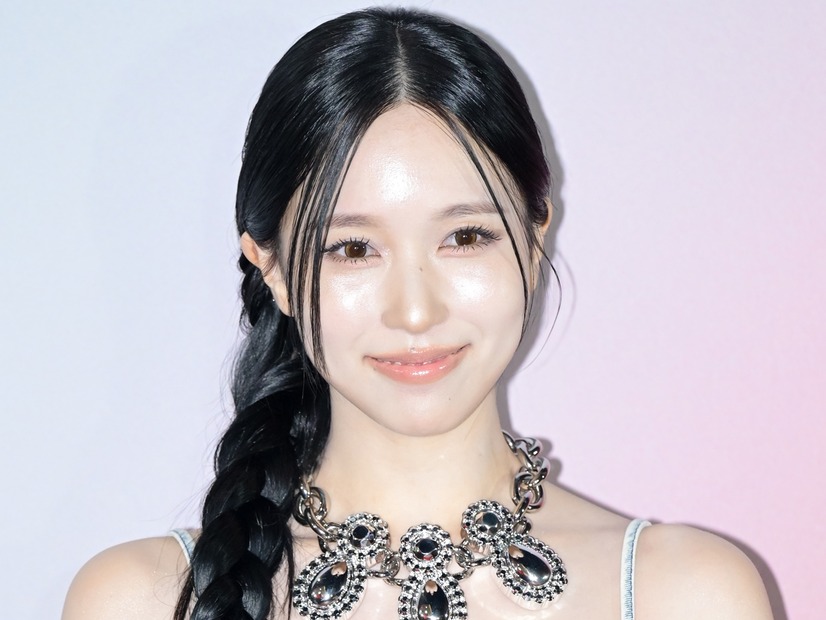 TWICE・ミナ、“布少なめ”ドレスで魅了…圧巻スタイルに「ため息しか出ない」の声【PHOTO】