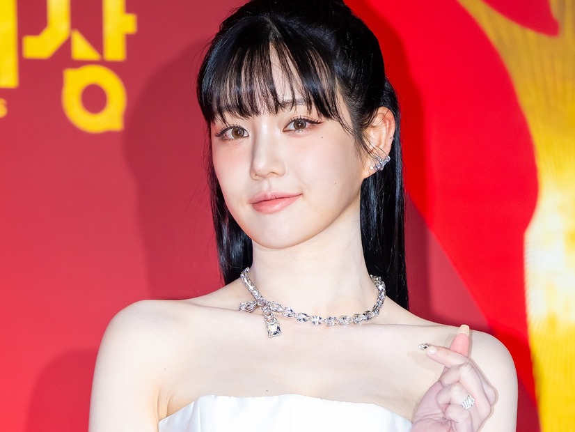 BTS・JUNG KOOKとの熱愛説を否定した女優、初めて映画祭のMCに　安定した進行力に期待