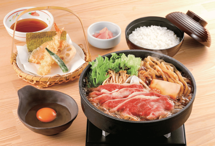 黒毛和牛の牛すきうどん鍋定食　～海老天ぷら盛り合わせ付～　特別価格（税込2,748円）