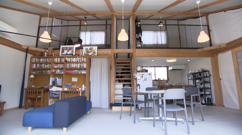 まるでドールハウスのようにリビングからキッチン、2階もほぼ全ての部分が丸見えの空間に©MBS