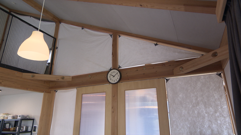 家中の間仕切りには「透湿防水シート」という特殊な布を使用©MBS