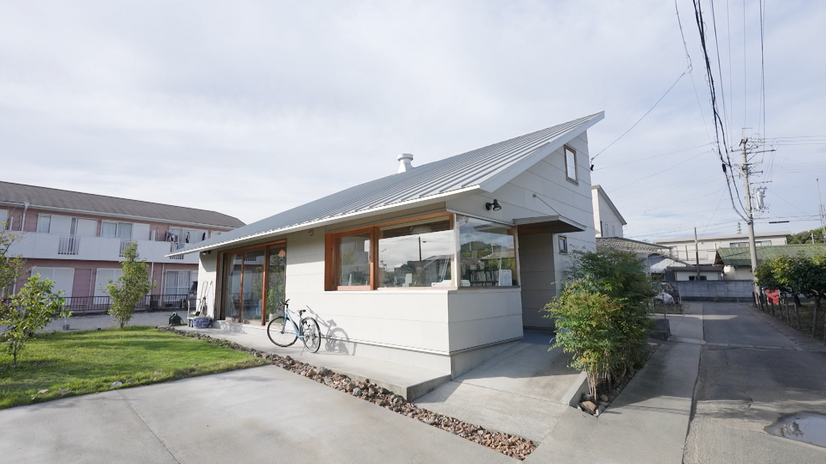 建築家が設計した“ローコストハウス”。大きな屋根は「片流れ屋根」という形を採用した©MBS