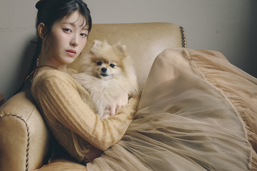 『浜辺美波カレンダー2026.04－2027.03』（C）KADOKAWA