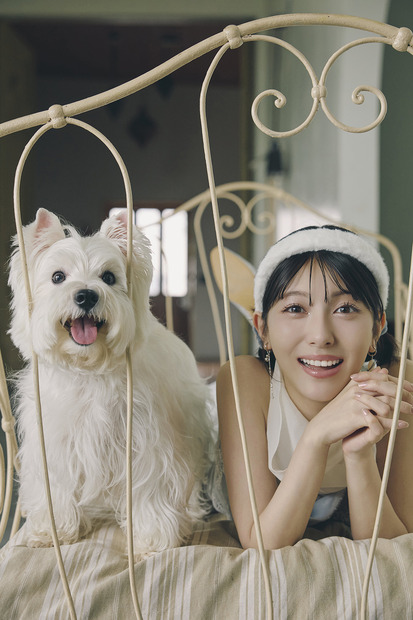 『浜辺美波カレンダー2026.04－2027.03』（C）KADOKAWA